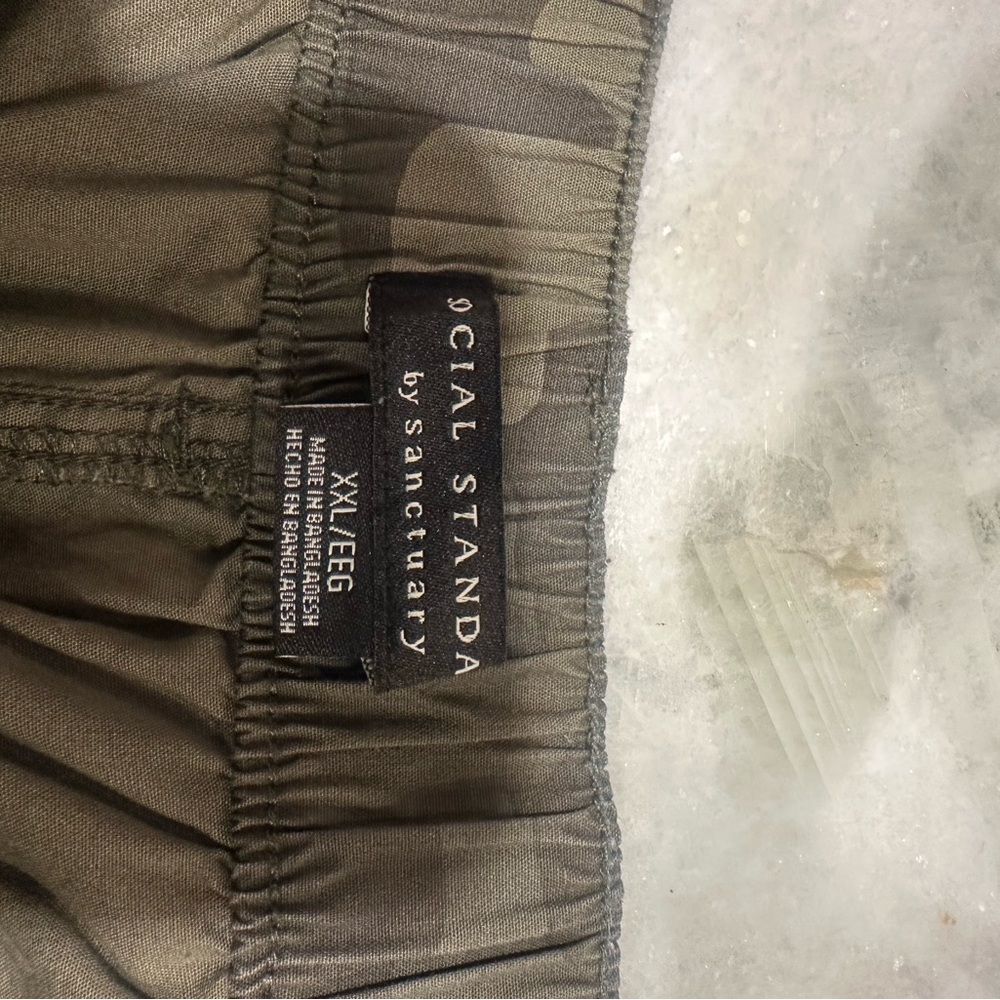 Social Standard by Sanctuary Camo Green Women's XXL Shorts - Picture 4 of 8